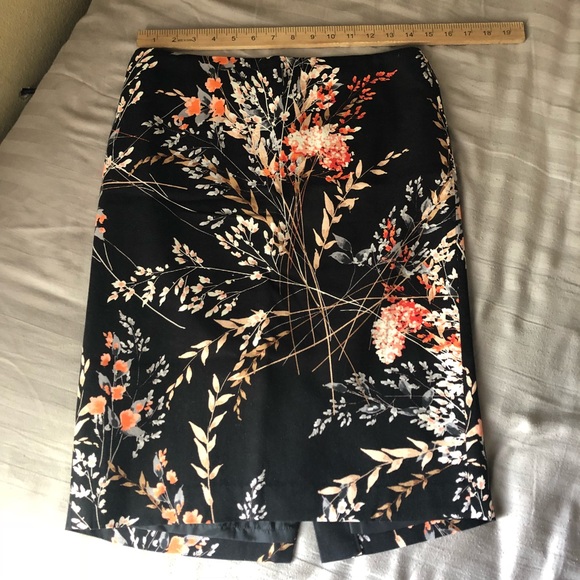 🛑SOLD🛑Floral Pencil Skirt - Picture 4 of 8
